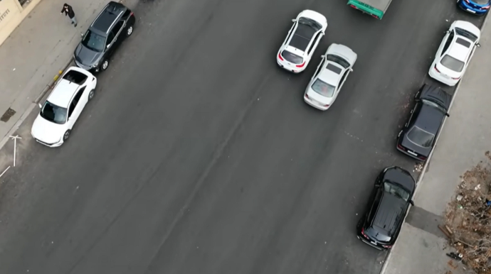 Отсутствие разметки на проспекте Хатаи превращает движение в хаос - ВИДЕО