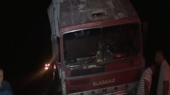 Goranboyda şəkər çuğunduru daşıyan yük maşını aşıb  - FOTO