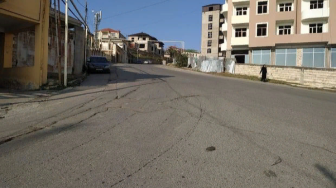 Bakıda təmir edilmiş bəzi küçələrdə yollar niyə daralıb? - RƏSMİ AÇIQLAMA  - FOTO