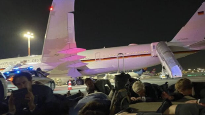 Şolts və heyəti təyyarədən çıxıb yerə uzanmalı oldular - VİDEO 