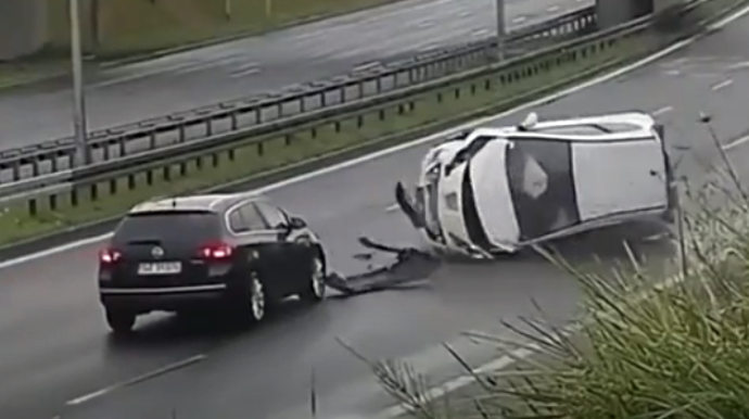 Sürücünün səhlənkarlığı qəzaya səbəb oldu; “Pejo” bir neçə dəfə çevrildi - VİDEO