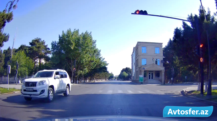 Sumqayıtda qırmızı işığı saymayan “Prado” sürücüsü - 90-SF-499 - VİDEO