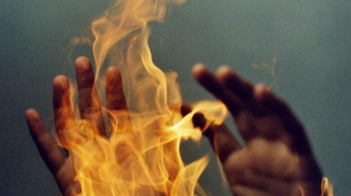 ABŞ pilotu İsrail səfirliyinin önündə özünü yandırdı - VİDEO 