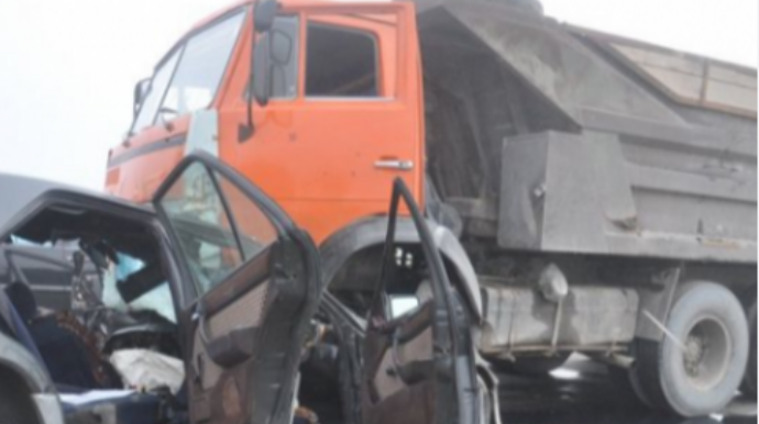 Göygöldə yük və minik maşını toqquşub, xəsarət alanlar var 