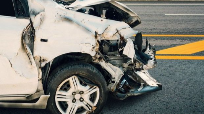 Mərdəkanda avtomobil divara çırpıldı: ölən var 