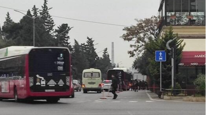 Bu küçədə avtobus zolağı zəbt edildi  - FOTO