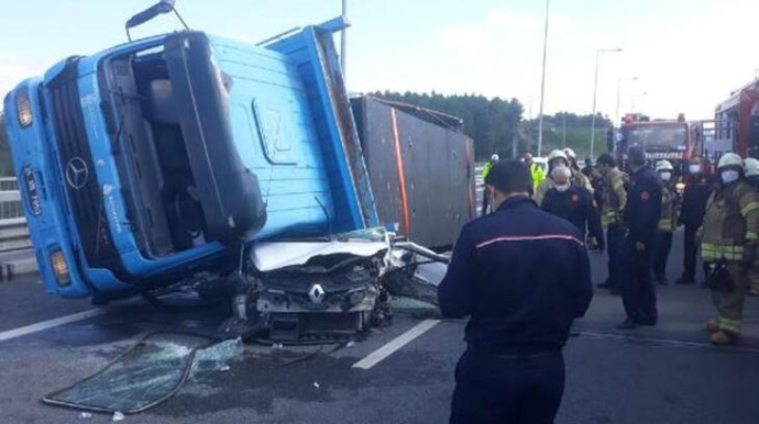 Трагическая авария в Стамбуле: грузовик перевернулся  - ФОТО