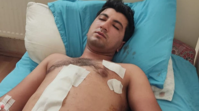 Qazi polislərin gözü qarşısında bıçaqlandı  - FOTO