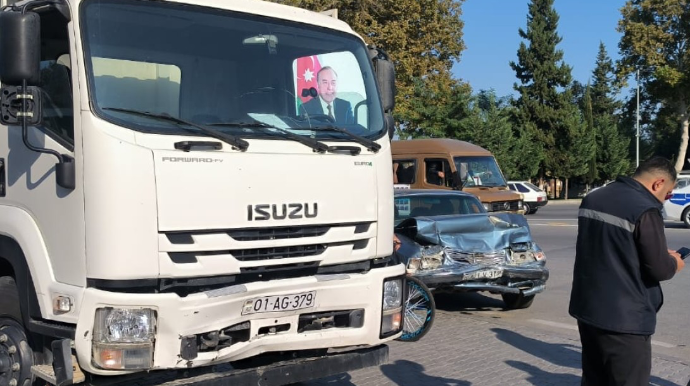 Yük avtomobili minik maşını ilə toqquşdu - FOTOLAR 