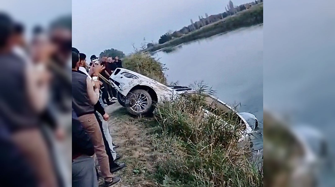 Yevlaxda “BMW” su kanalına düşdü, sürücü...   - VİDEO