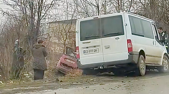 Yük maşınına çırpılan “Chevrolet” dərəyə düşdü    - VİDEO