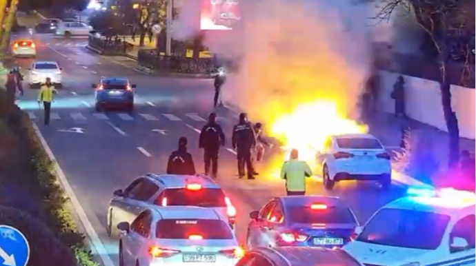 В Баку загорелся автомобиль - ВИДЕО