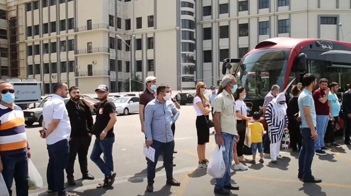 Dayanacaqlarda, kassalarda, bankomatlarda növbədə dayanarkən  maska taxmaq tələbi ləğv edilir