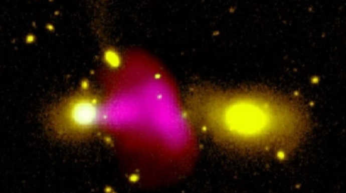 Ученые обнаружили черную дыру, "стреляющую" плазмой по соседней галактике