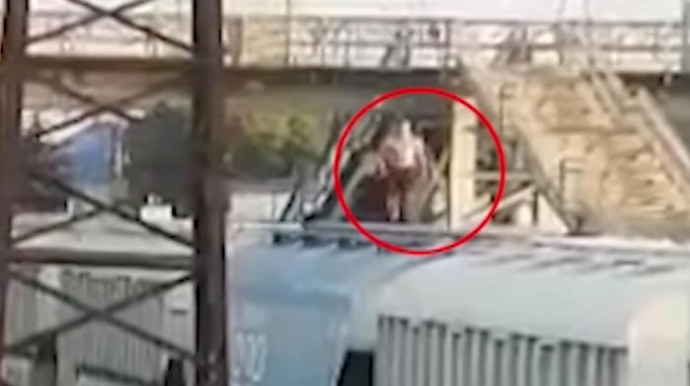 Qatarın üzərinə çıxan oğlanı 3 min voltluq elektrik cərəyanı vurdu – ANBAAN VİDEO