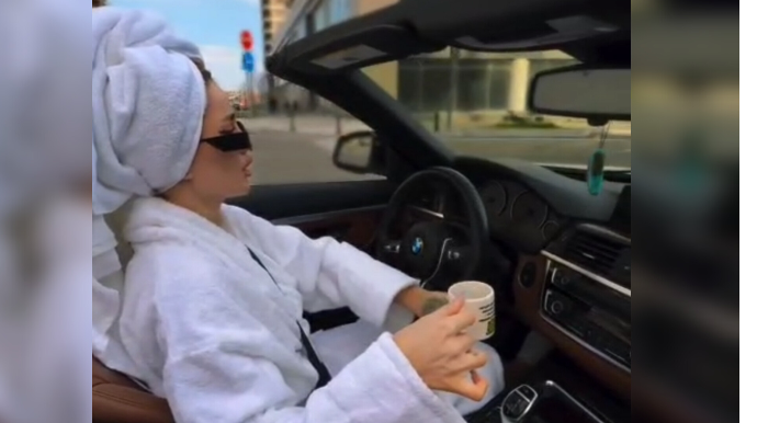 Bloger hamam xalatında sükan arxasına keçib yola çıxdı - VİDEO