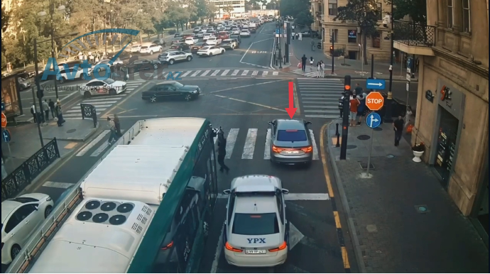 Svetoforda yol polisi maşınına yol verən sürücüyə cərimə yazıldı - VİDEO