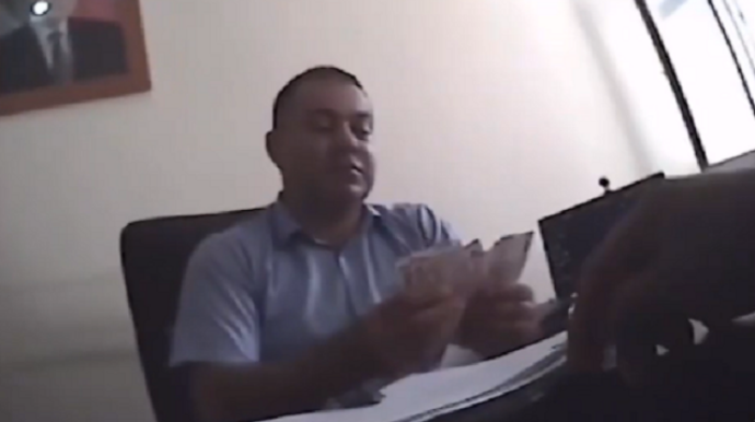 Rüşvət aldığı yerdə videoları çəkilən məmurlara hökm oxundu   - VİDEO