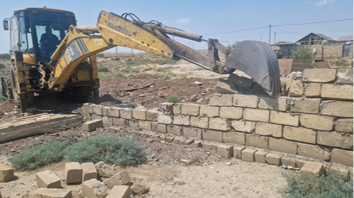 Qaradağda qanunsuz tikililər söküldü - FOTO