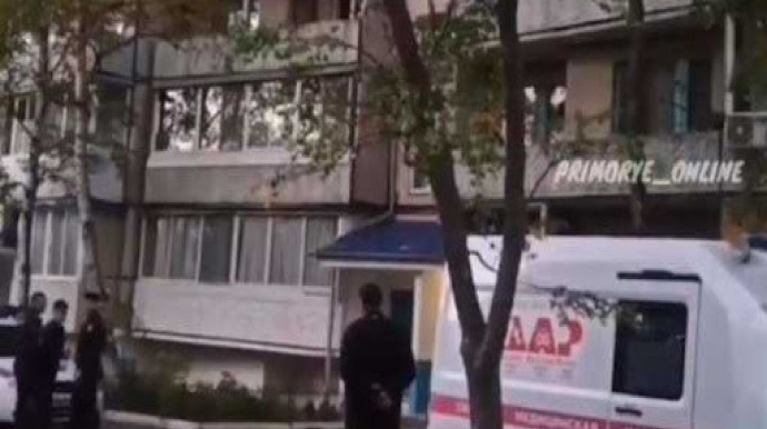 Rusiyada kişi əlini kəsərək eyvandan atıb