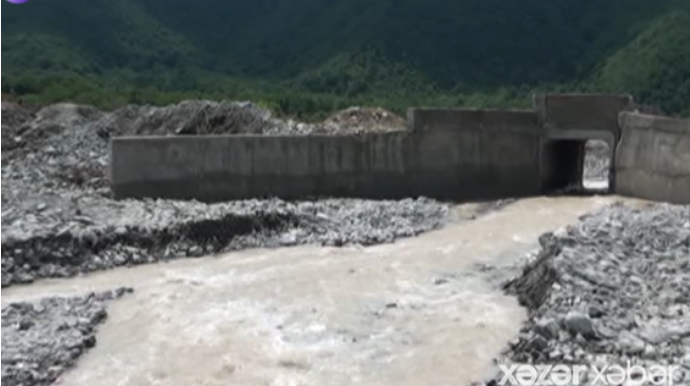 Sel Şəkidə yolu və körpünü dağıdıb, bir kəndlə əlaqə kəsilib - VİDEO 