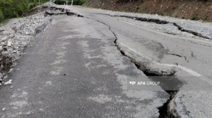 Обильные дожди разрушили соединяющую два района Азербайджана дорогу - ФОТО 