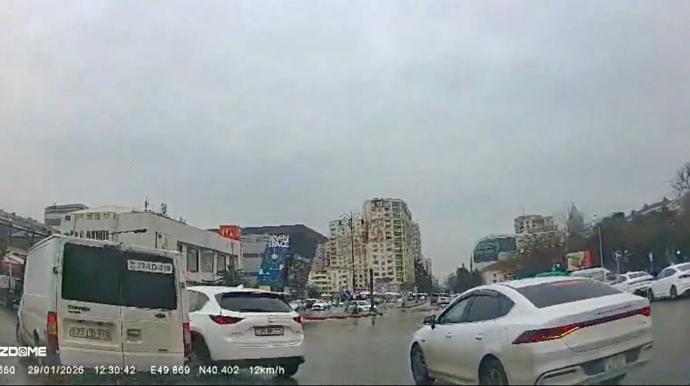 Orta zolaqdan geriyə dönən qadın sürücü az qala qəza törədəcəkdi - VİDEO