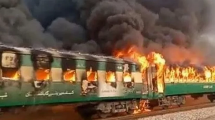Pakistanda sərnişin qatarı yandı - 7 ÖLÜ 