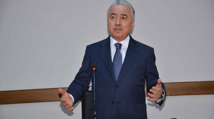 Yeni başçını kollektivə prezidentin köməkçisi təqdim etdi 