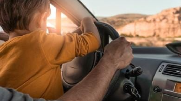 Azyaşlıları ön oturacaqda əyləşdirmək onların həyatını təhlükəyə atır – DYP-dən XƏBƏRDARLIQ - FOTO 