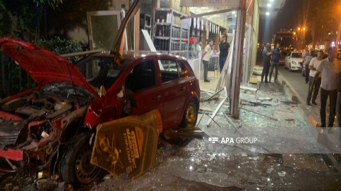 Bakıda maşın mağazaya çırpıldı  - FOTO