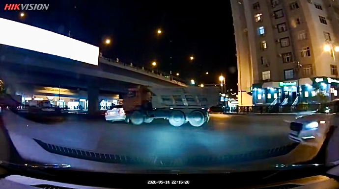 Bakıda “KamAZ”la toqquşan avtomobil aşdı    - ANBAAN VİDEO