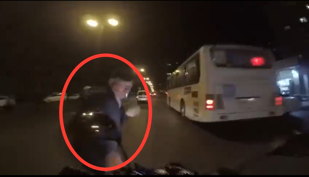 Yasamalda yola qaçan piyadanın dəhşətli vurulma anı  - VİDEO