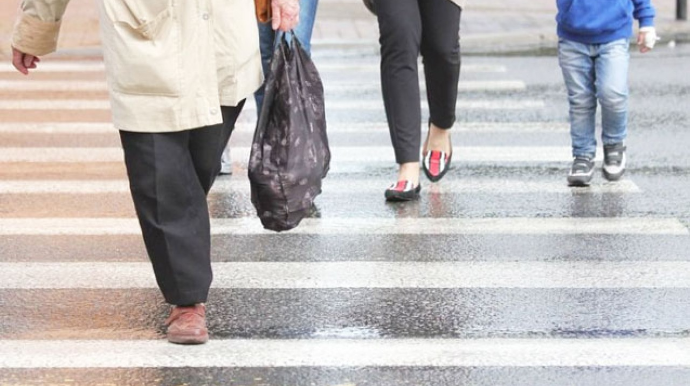 Mingəçevirdə qadın piyadaları maşın vurdu - Biri öldü 