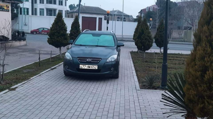 Parkda avtomobili park edən sürücü  - FOTO