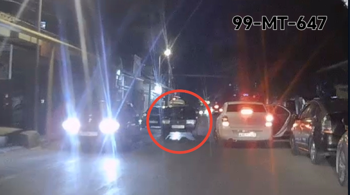 Gecəni gündüz kimi görən sürücü işıqları söndürüb getdi - VİDEO