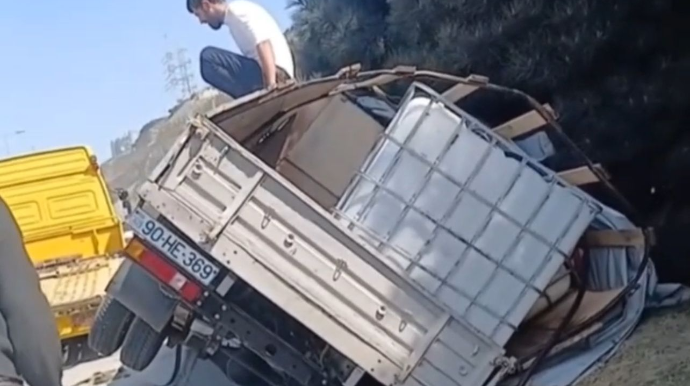 Qəzaya düşən "Qazel"in  təkərlərini oğurladılar - VİDEO