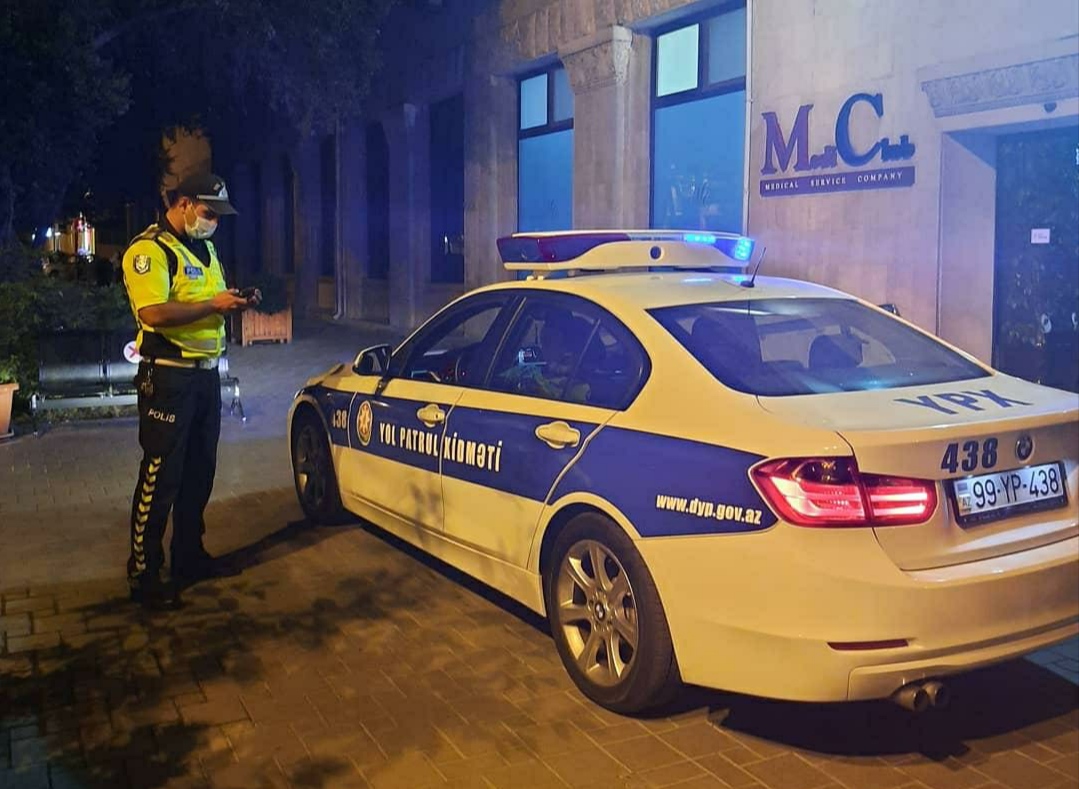 Bakıda uşağı maşın vurdu, yol polisi isə ona belə kömək etdi - FOTO