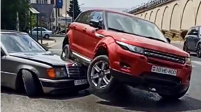 Bakıda “Lande Rover” “Mercedes”in üstünə çıxdı  - VİDEO