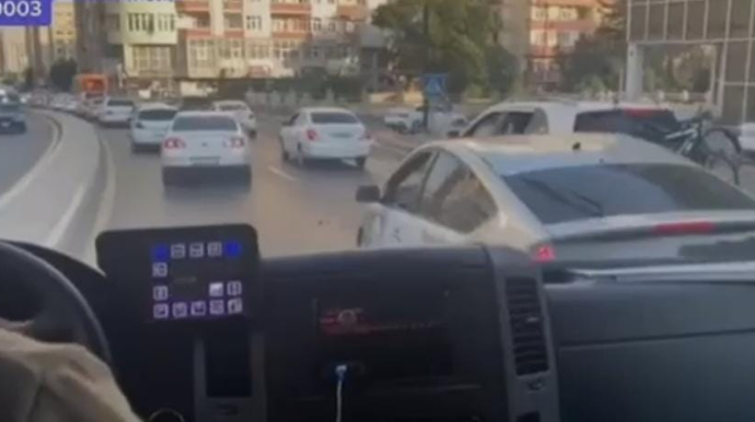 "Prius" sürücüsündən nümunəvi hərəkət; Təcili yardım maşınına  yol açdı  VİDEO