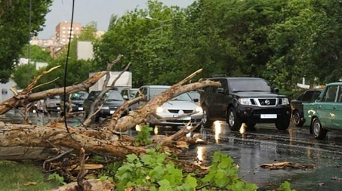 Güclü külək nə qədər maşın və evə ziyan vurub? - Ödənilən məbləğ 