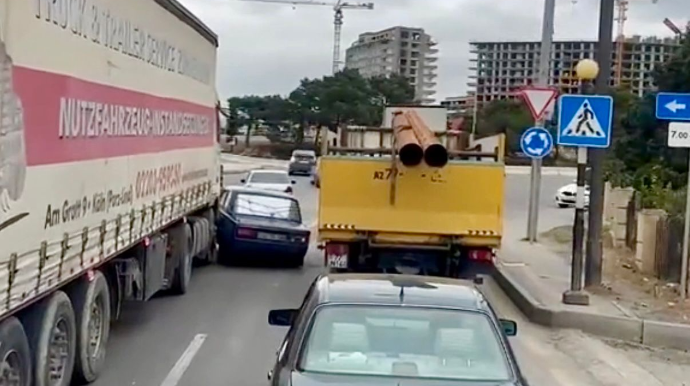 Xocasən dairəsində qayda pozan sürücü maşını “TIR”a çırpdı   - VİDEO