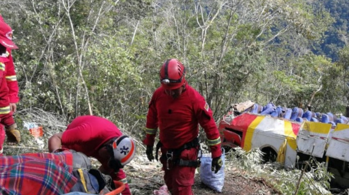 Boliviyada mikroavtobus dərəyə yuvarlanıb, 5 nəfər ölüb