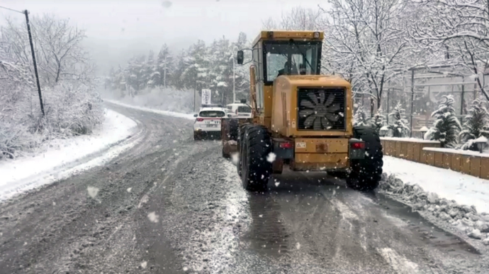Снежная и морозная погода осложняет движение на автомагистралях Азербайджана - ВИДЕО