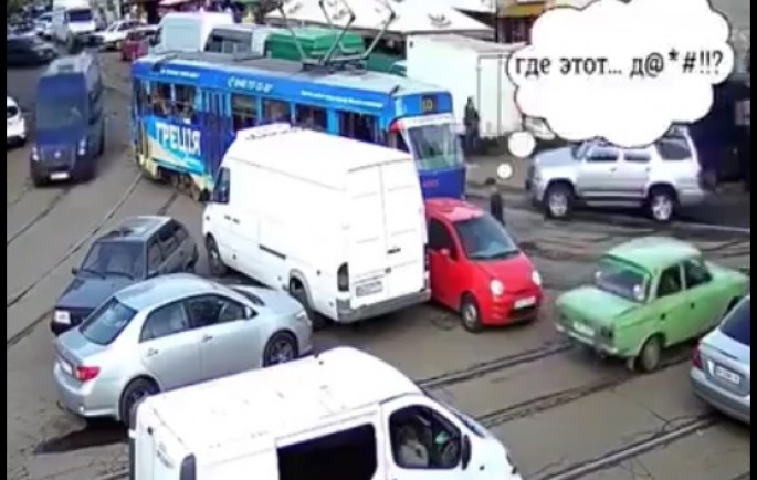 Tramvayları "oyuna" salan qadın sürücü - VİDEO