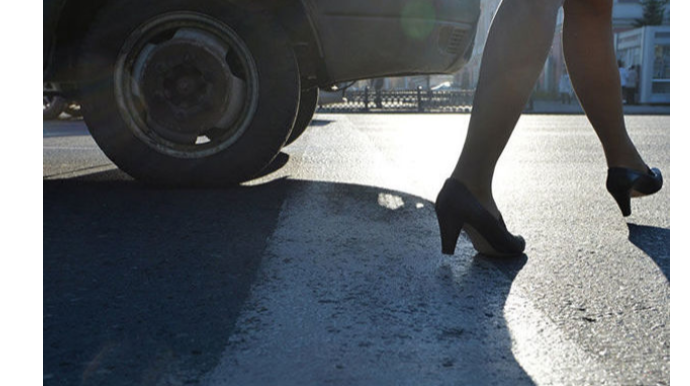 Yolu keçən qadını maşın vuraraq öldürdü