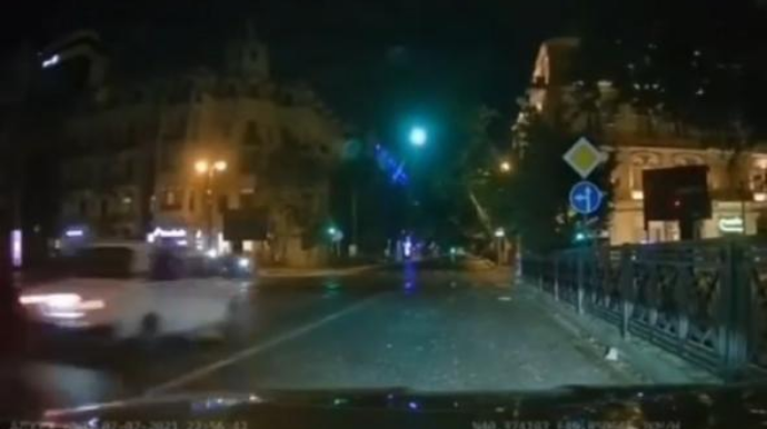 Qırmızıdan keçən moped qəzaya düşdü; "07" vurub kənara atdı - VİDEO