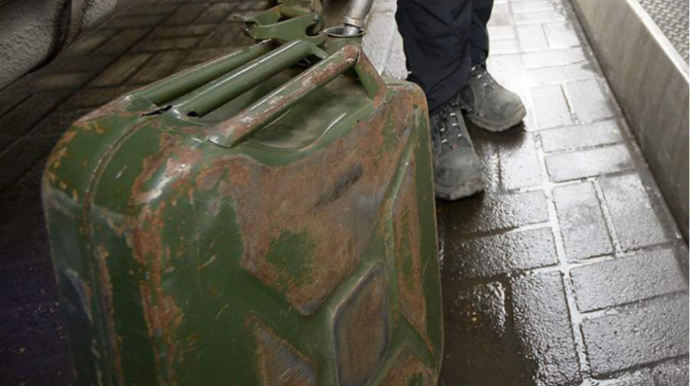 Anası pul vermədi, atasını benzin töküb yandırdı 