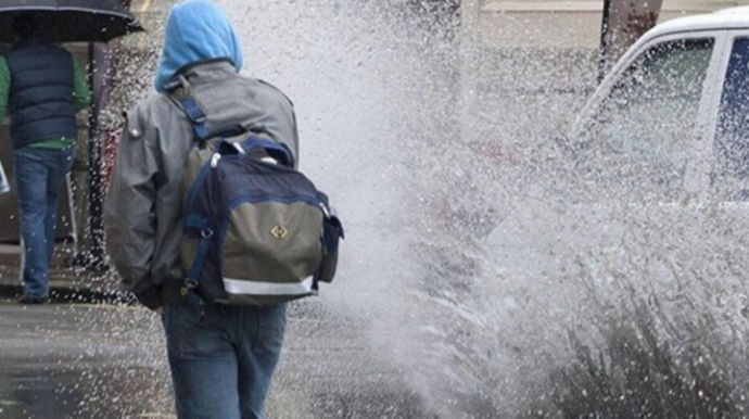 Yoldakı suyu piyadanın üstünə sıçradan sürücülər CƏRİMƏLƏNƏCƏK - VİDEO 