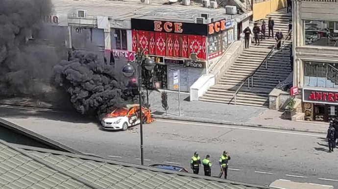 Bakıda "Seat" markalı avtomobil yolun ortasında yandı - VİDEO  - YENİLƏNİB